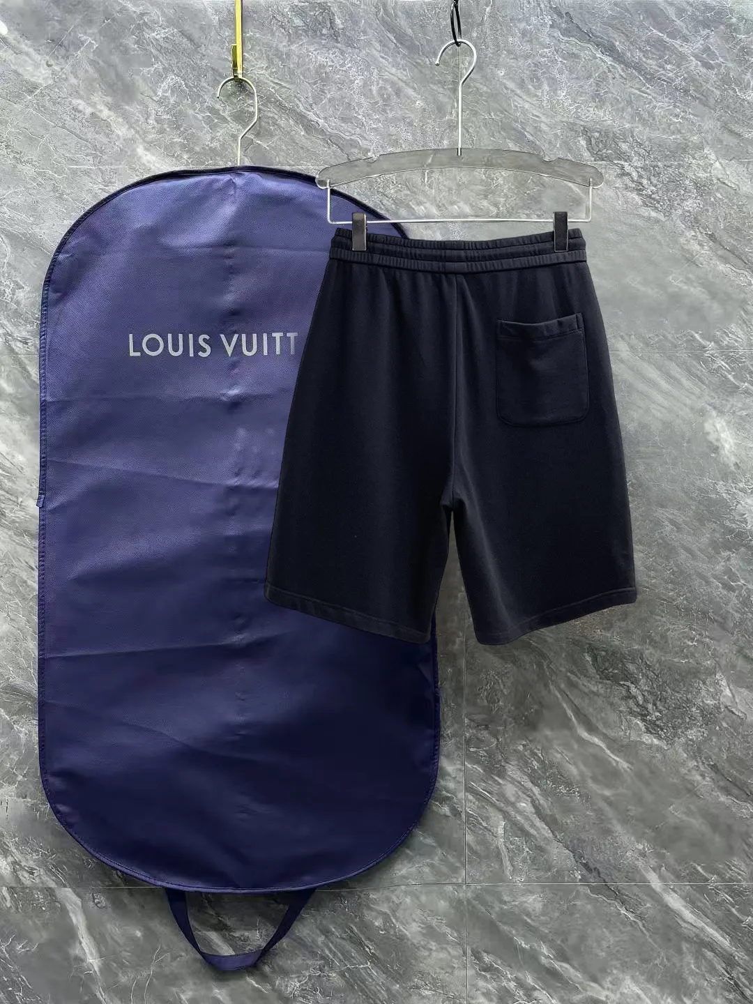 Balenciaga's three-standard complete 2026 summer New Arrival men's casual shorts, advanced custom-made Breathable fabric, Breathable fabric, extremely stretchy and comfortable, impeccable details, top-grade accessories, original logo design concept, delicate and soft feel! The upper body fit is awesome! Size: M-XXXL Please state your height and weight when ordering